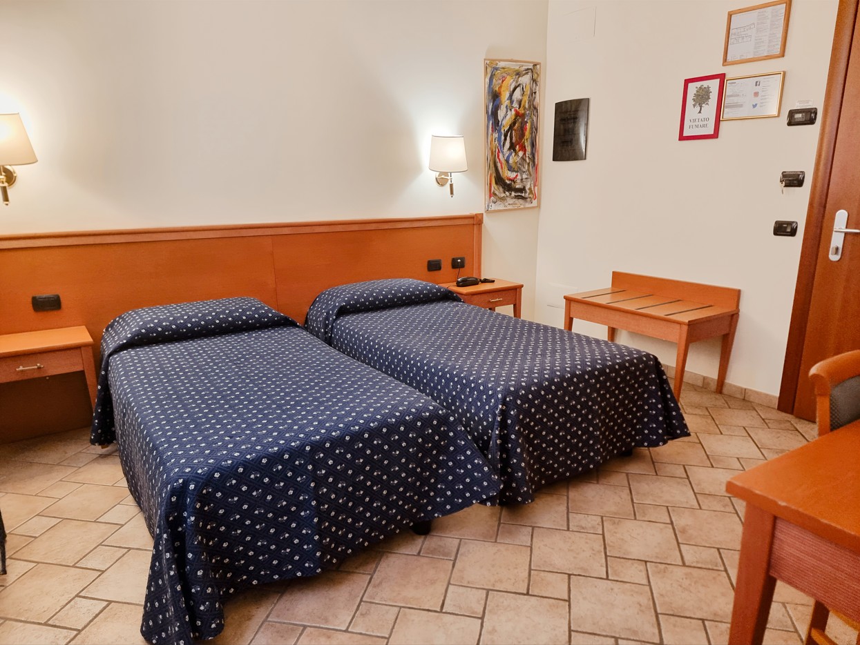 camera doppia letti accostati web